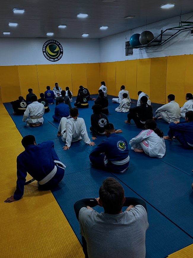 Equipe de alunos alinhada no tatame